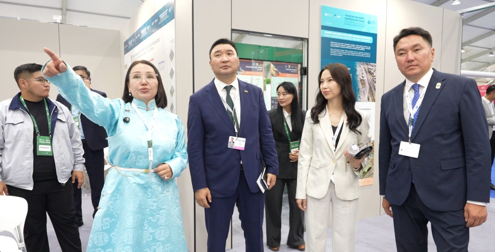 COP17 хурлын Ногоон бүсэд Улаанбаатар хот хөгжлийн төслүүдээ танилцуулж байна