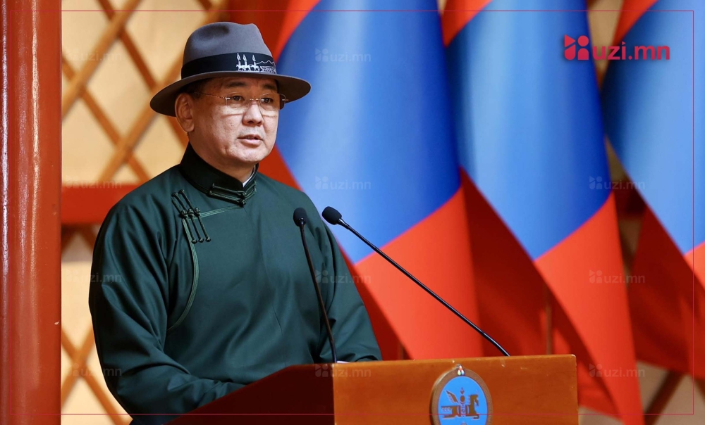 ӨНӨӨДӨР: Сар шинийн баярыг тохиолдуулан Монгол Улсын Ерөнхийлөгч У.Хүрэлсүх төрийн дээд цол, одон, медаль гардуулна.