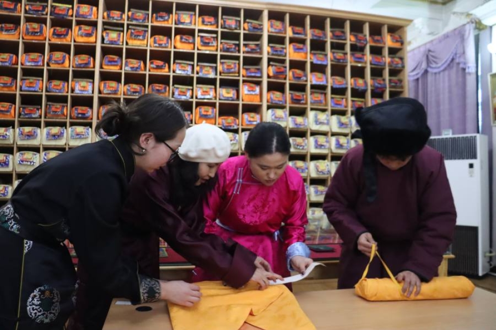 Хоёрдугаар сургуулийн багш, сурагчид 108 баринтаг урлан Үндэснийн номын санд хандивлав