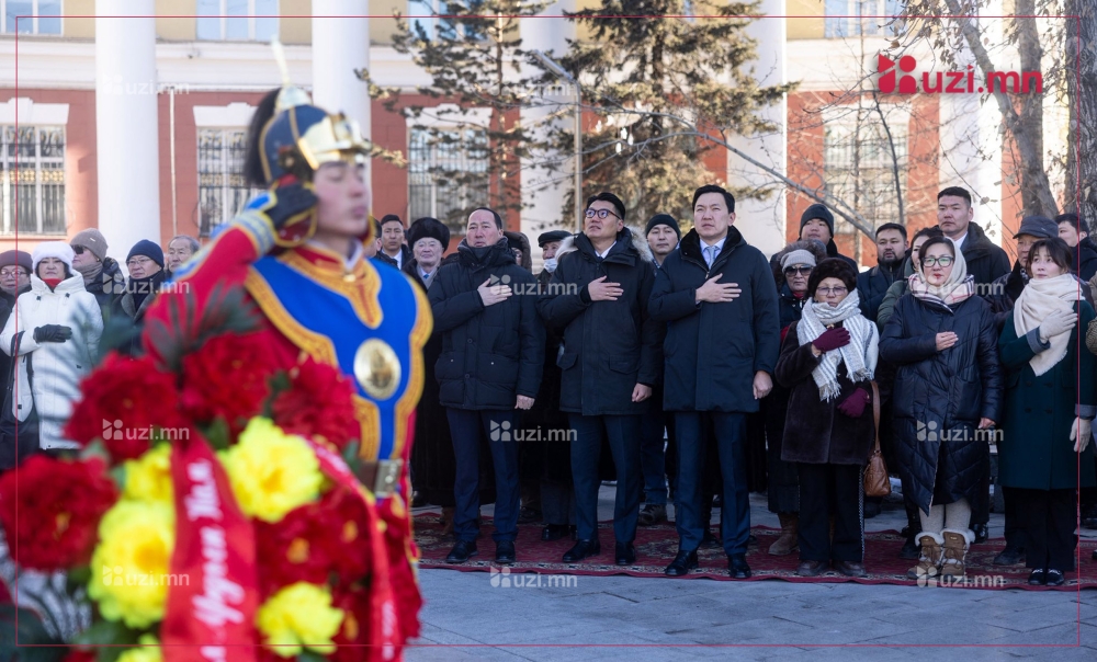 Маршал Х.Чойбалсангийн хөшөөнд цэцэг өргөж, хүндэтгэл үзүүллээ