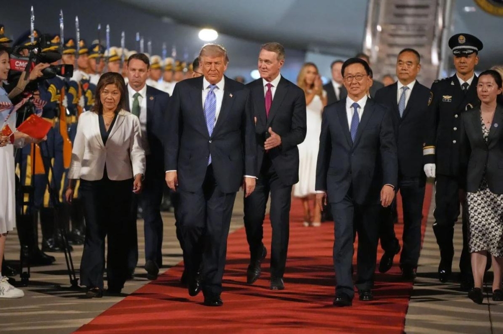 АНУ-ын Ерөнхийлөгч Д.Трамп БНХАУ-д төрийн айлчлал хийхээр Бээжинд хүрэлцэн иржээ