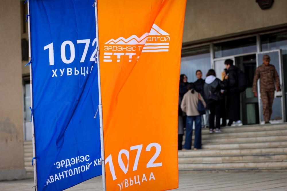 “1072 ХУВЬЦАА” НЭЭЛТТЭЙ ӨДӨРЛӨГ ДАРХАН-УУЛ АЙМГИЙН ЗАЛУУЧУУД ТЕАТРТ БОЛЖ БАЙНА