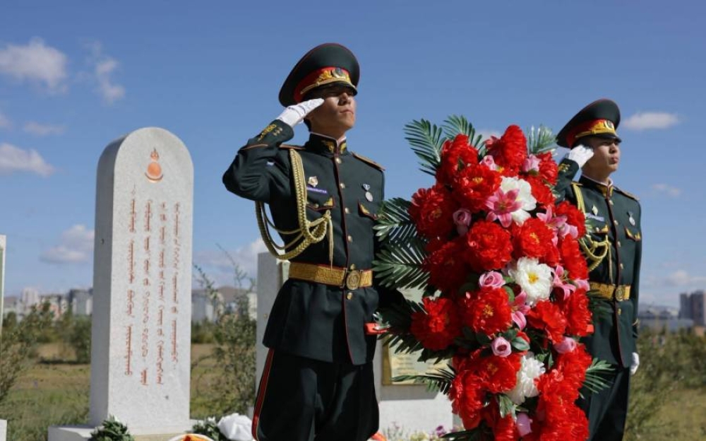 Хэлмэгдэгсдийн гэрэлт хөшөө, суваргад цэцэг өргөж, хүндэтгэл илэрхийлэв